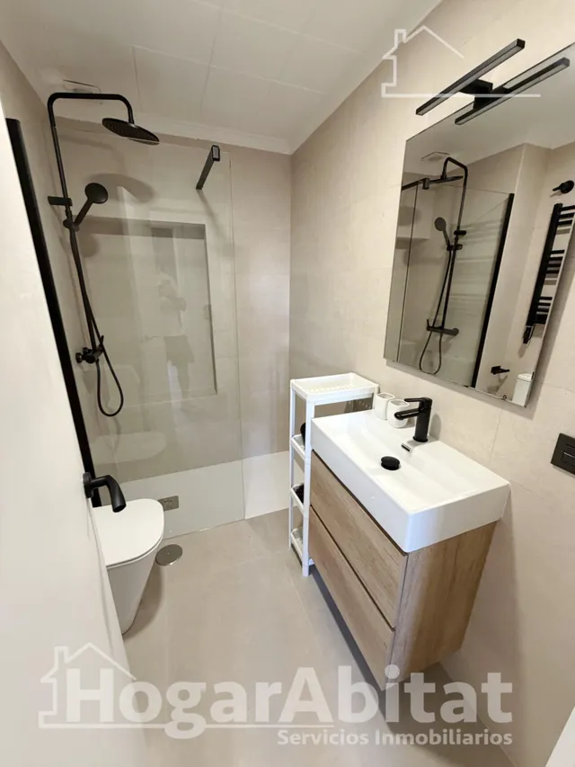 Disfruta del sol y la brisa del mar en este piso reformado con piscina, terraza y parking junto a la playa — 15