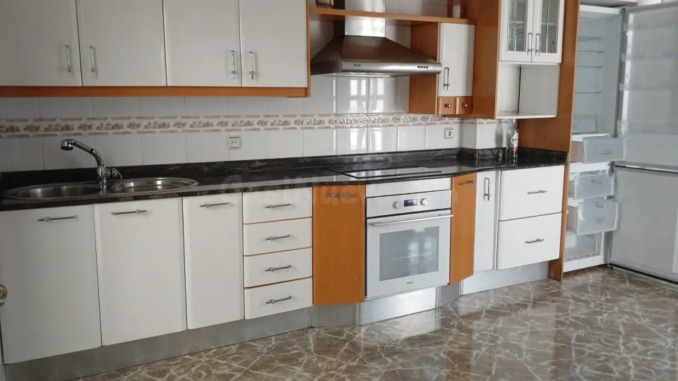 Se vende casa con bajo comercial