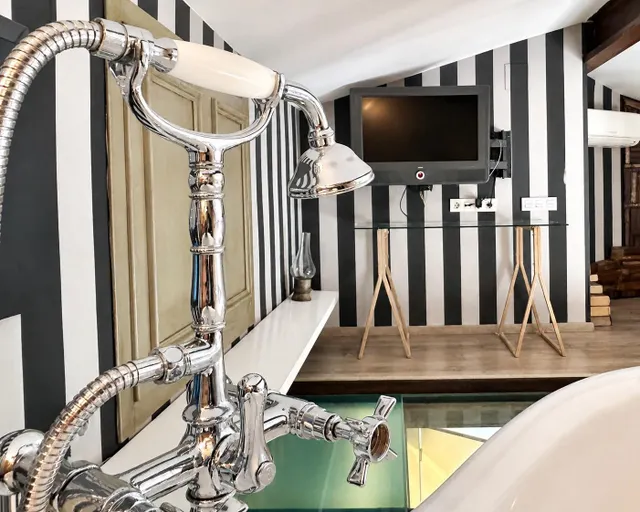 Piso único en Ruzafa con suite, bañera y techos altos. — 10