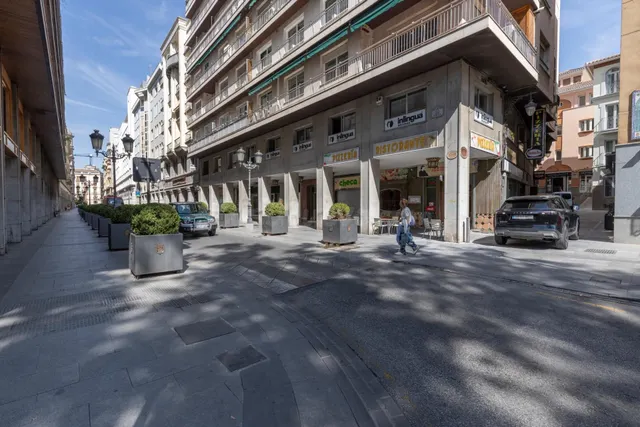 LOCAL COMERCIAL EN CALLE ÁNGEL GANIVET – UBICACIÓN PRIVILEGI