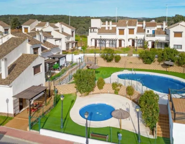 Bonita casa adosada en El Ronquillo con Licencia Turística!!