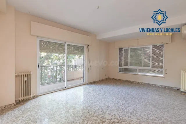 Piso en esquina con terraza y vistas a Plaza Mariana Pineda, Granada — 4