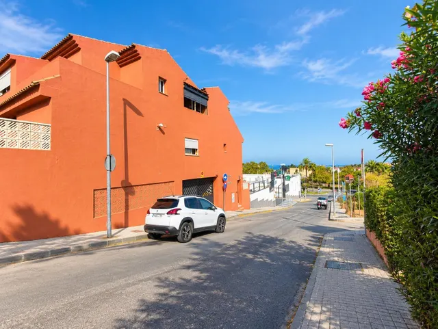 Se vende vivienda de tres dormitorios, dos patios privados y garaje en Algeciras, mirador de moncayo. — 22