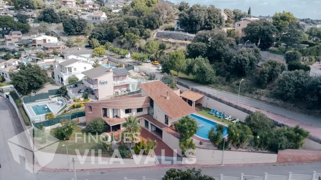 Casa con jardín, piscina y vistas a la montaÑ±a - foto 2