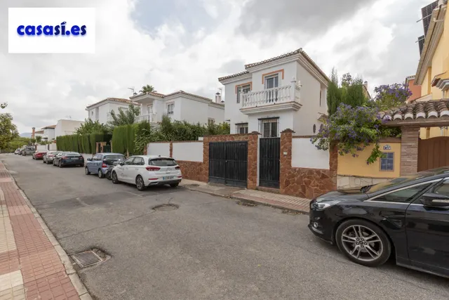 Casa independiente con piscina en La Zubia. — 42