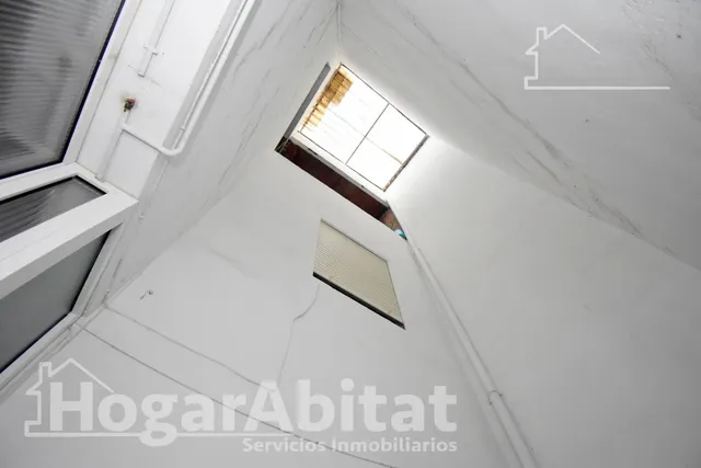 ¡PERFECTO PARA INVERTIR! BAJO AMPLIO PARA REFORMAR CON PATIO Y TRASTERO — 36