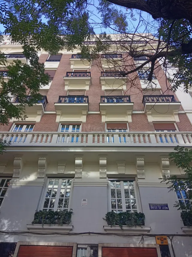 Se Alquila piso todo exterior, reformado a estrenar y amuebl