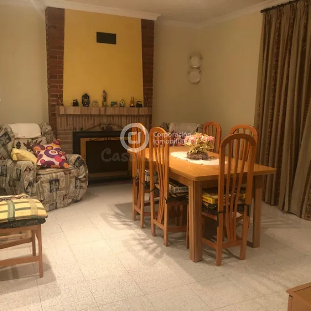 Casa con tres dormitorios y garaje en zona Sutullena - foto 3