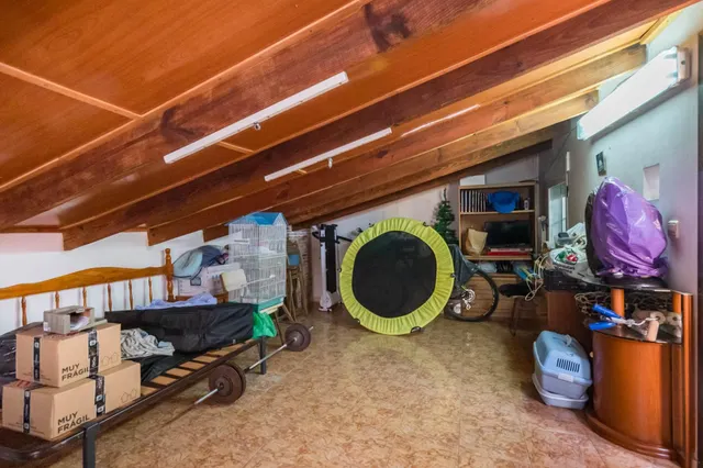 Casa con garaje, terraza y mucho potencial en los ramos — 25