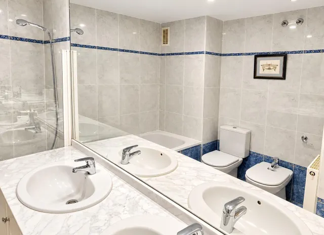 Piso de 3 habitaciones con piscina y garaje junto a Ciudad de las Artes — 10