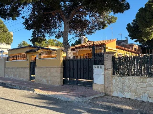 JOYA EN PUNTA PRIMA! Chalet Adosado a 275m de la Playa - foto 2