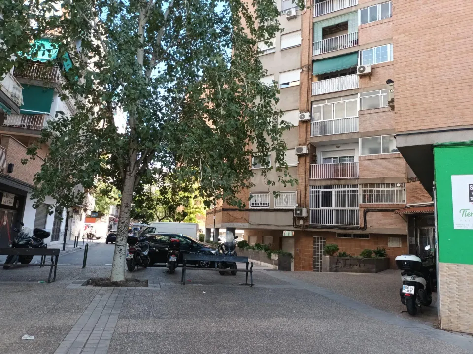 Garaje cerrado en Granada zona Zaidin, 12.80 m. de superficie.