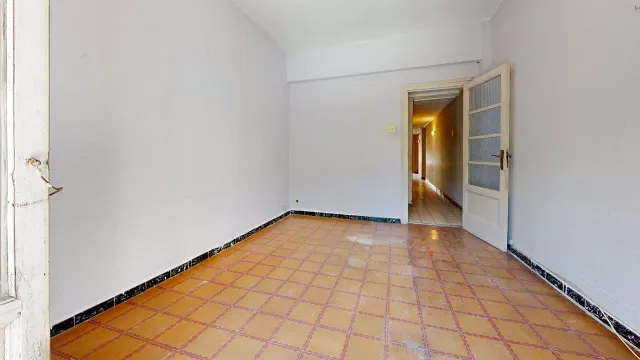 Piso de 89 m2 útiles con AMPLIA TERRAZA DE 40m2!!! Distribuido en cinco dormitorios, salón, cocina con despensa y terraza interior a patio de luces y un baño. — 6