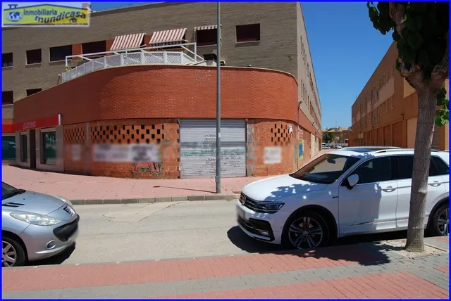 Amplio local comercial con fachada a carretera en Santomera