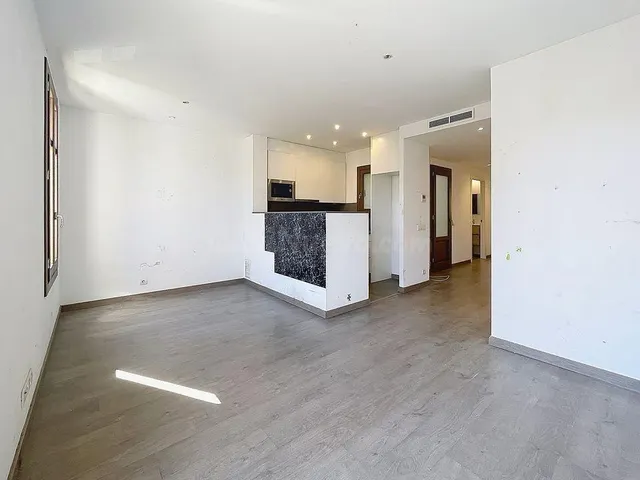 Piso luminoso con balcón en Paral·lel — 3