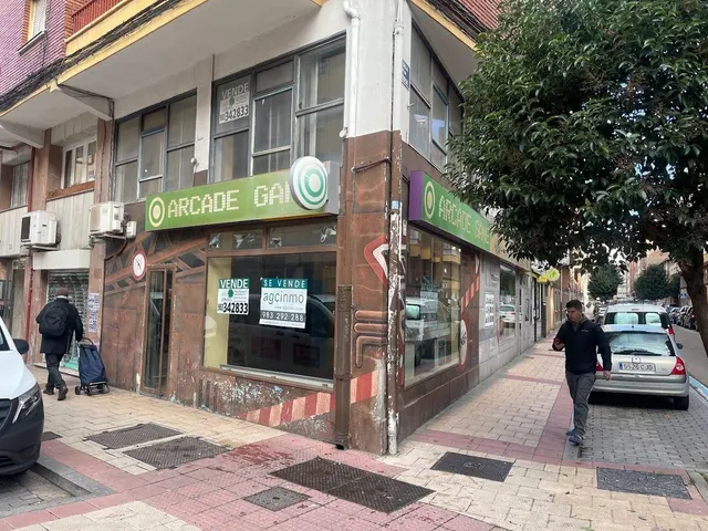 JUNTO AL PASEO DE ZORRILLA — 6