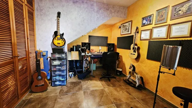 Encantador Chalet de 2 Plantas con Amplios Espacios y Terrazas — 33