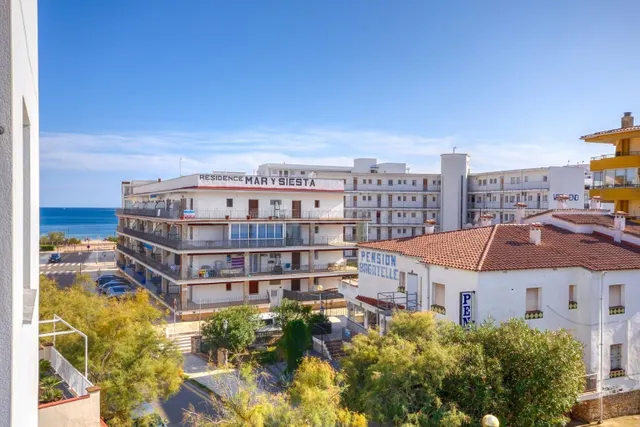 Bonito apartamento a 100 metros del mar en la zona de Salata - foto 2