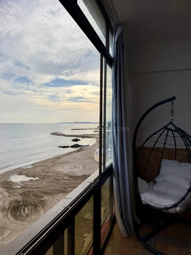 PISO EN ALQUILER EN PRIMERA LINEA DE PLAYA EN BENALMADENA — 2