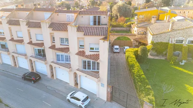 Casa pareada con jardín, terrazas y garaje doble a 5 min de  - foto 3