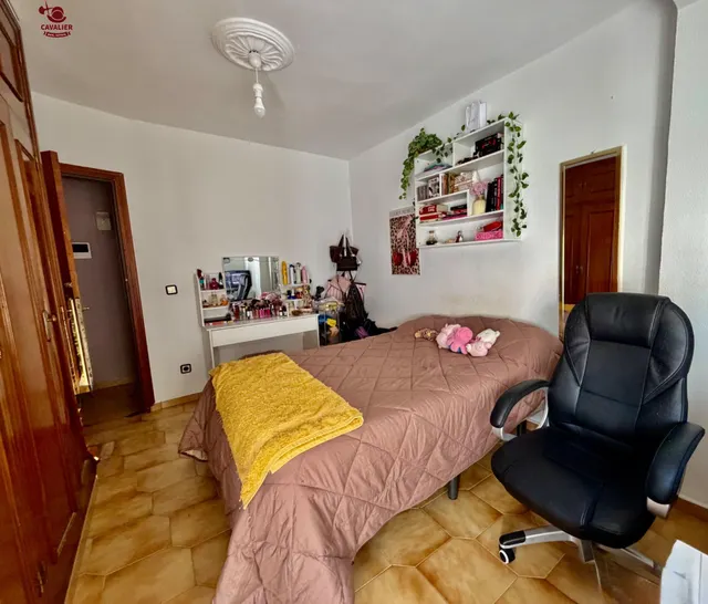 Piso exterior de 88m2 con 4 dormitorios para REFORMA INTEGRAL, con soleado salon comedor con acceso directo a una luminosa terraza exterior y cocina con tendedero,. — 14