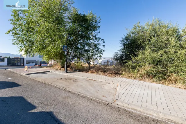 PARCELA EN ESQUINA JUNTO GRANADA — 12