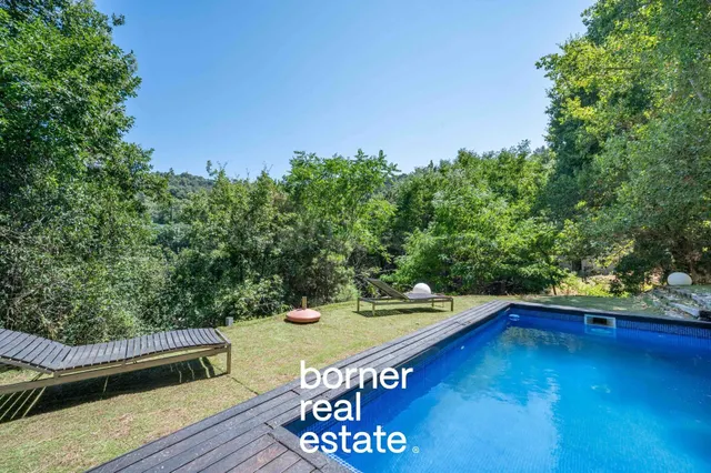 Casa independiente de 457m2, 5 hab. + 5 baños y piscina en p