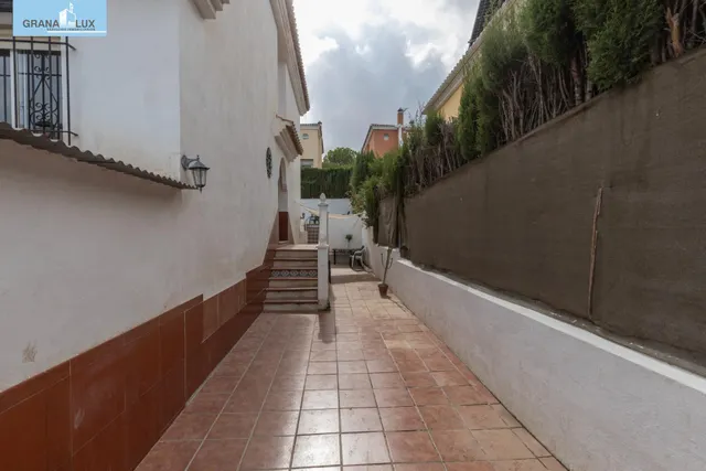Casa independiente con piscina en La Zubia. — 35