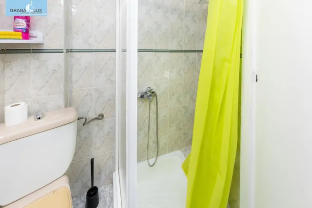 Venta de piso de 4 dormitorios y 2 baños en Granada (Zona Centro) — 22