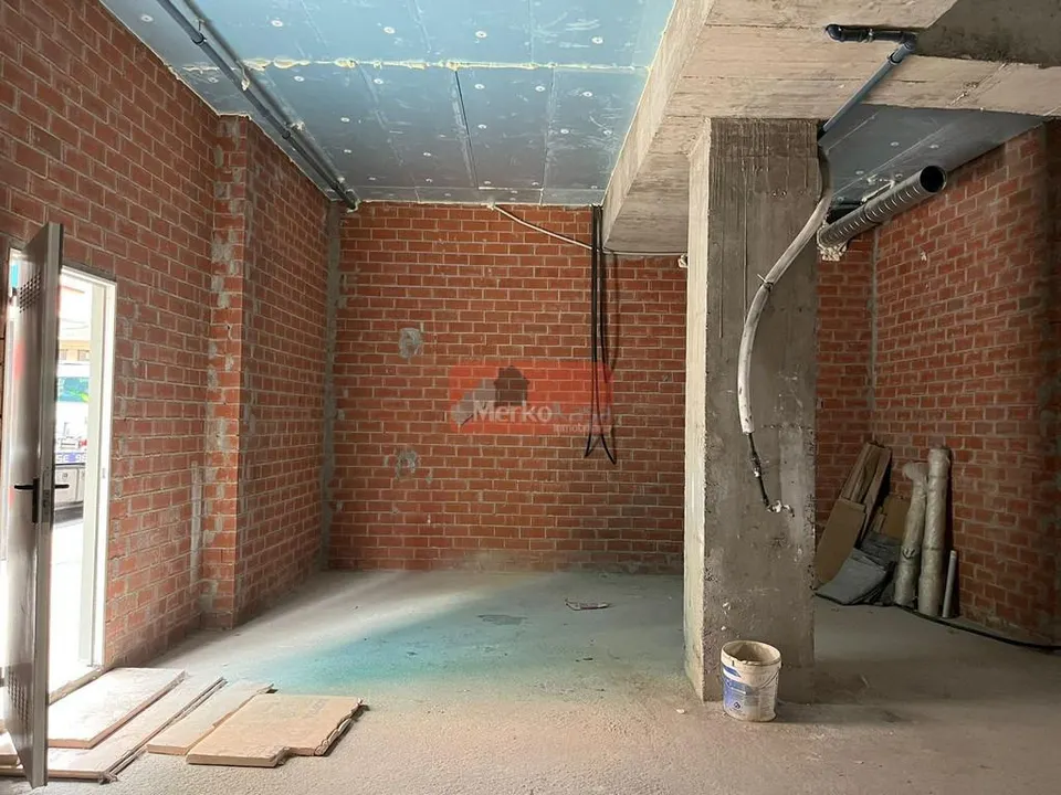SE ALQUILA LOCAL COMERCIAL EN OBRA EN EDIFICIO DE NUEVA CONSTRUCCIÓN EN AVD. CORUÑA