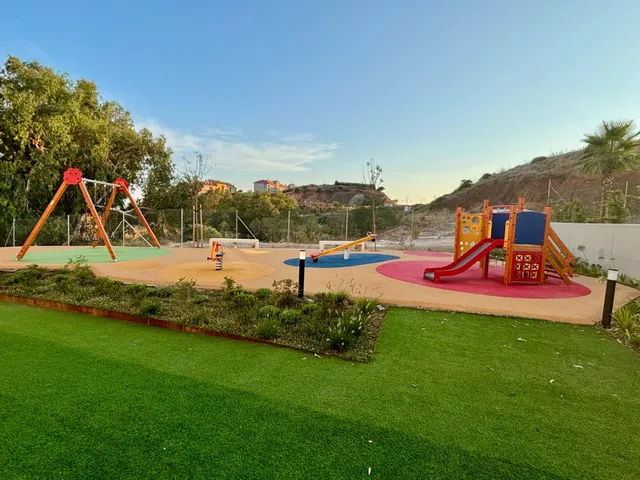 Moderno Apartamento en Fuengirola con Vistas y Amplias Zonas Comunes — 9