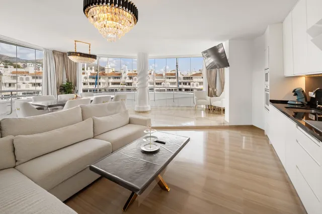 Ático reformado con gran salón panorámico en Puerto Marina - foto 3
