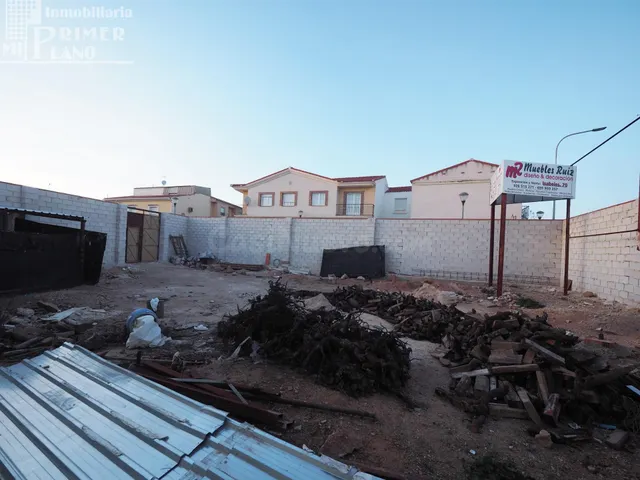 Se alquila solar en Avda Juan Carlos I, con 286 m2 y 51 metr