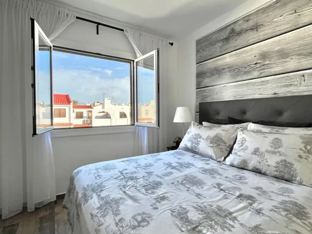 Apartamento con terraza, provincia de Alicante, Torrevieja. 1 habitación, 38 m2, 1 kilómetro al mar — 24