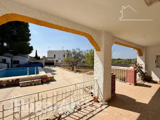 CHALET CON PISCINA, GARAJE Y TERRAZA — 49