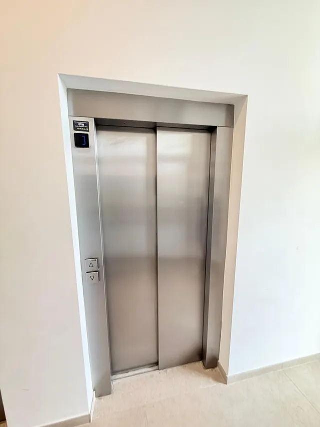 Luminoso apartamento semi-nuevo con terraza, piscina y parking — 36