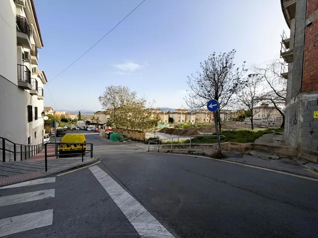 Plaza de garaje cerrada en el centro de La Zubia — 12