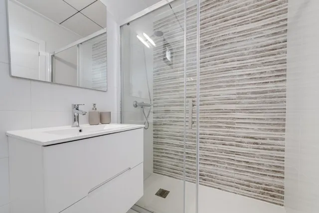 Casa adosada moderna y espaciosa (aprox. 116 m2) con 3 dorm, 3 baños, varias terrazas, y gran piscina comunitaria. Cerca de campos de golf, La Zenia Boulevard, y a poco más de 5 km de las playas. — 21