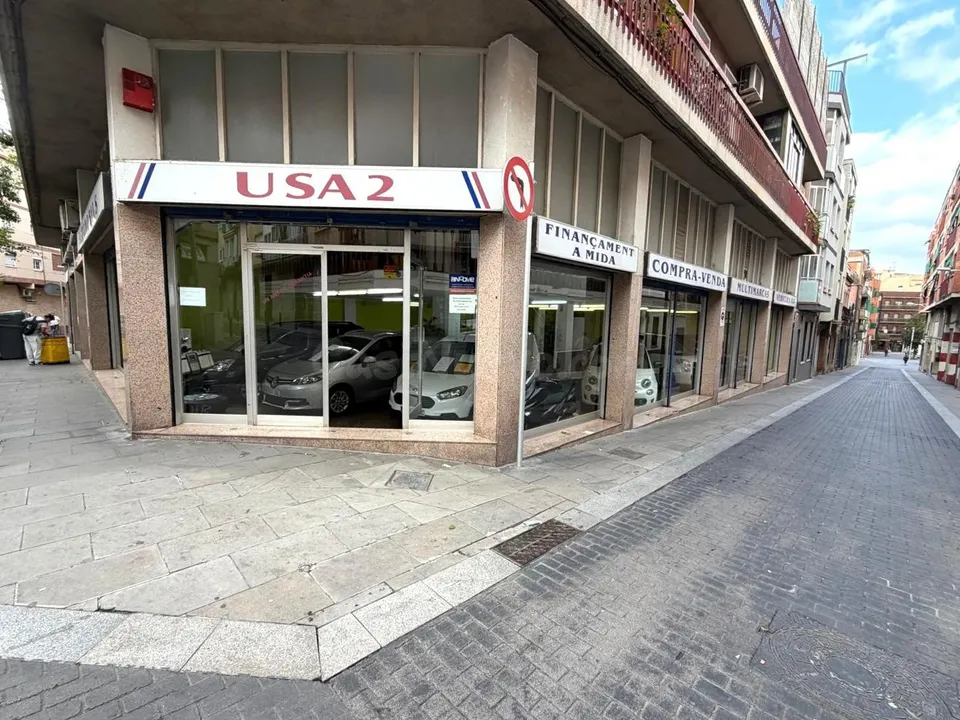 Amplio Local Comercial en el Centro de Santa Coloma de Gramanet por €290,000