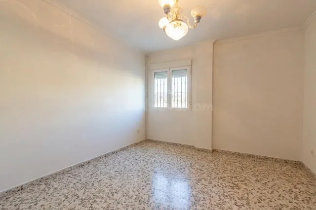Casa en planta baja con cuatro naves y local — 31