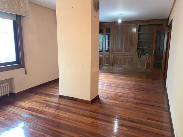 AMPLIO PISO EN VENTA (ENFRENTE AL PARQUE SAN LAZARO) CON GAR