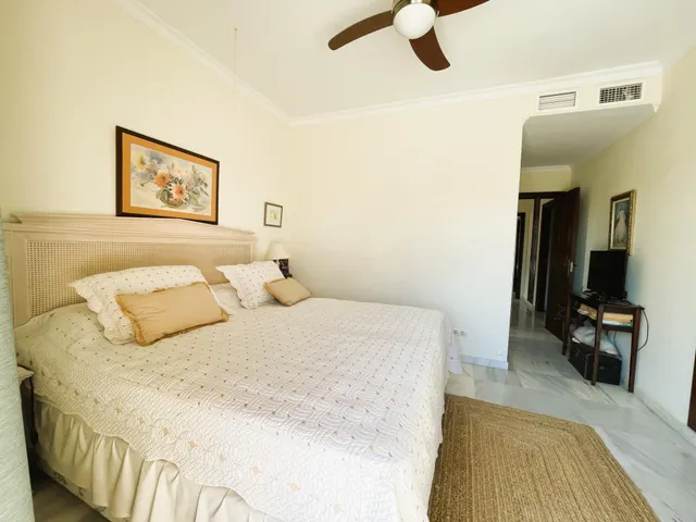 Villa en venta en Nueva Andalucía, Marbella, con vistas al mar y cerca de Puerto Banús — 40