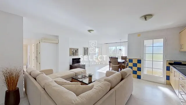 Apartamento con Terraza y Vistas Panorámicas al Mar en Marina del Este. — 7