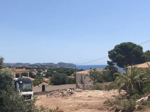 VIVIENDA UNIFAMILIAR DE 4 DORMITORIOS CON SÓTANO Y PISCINA — 11