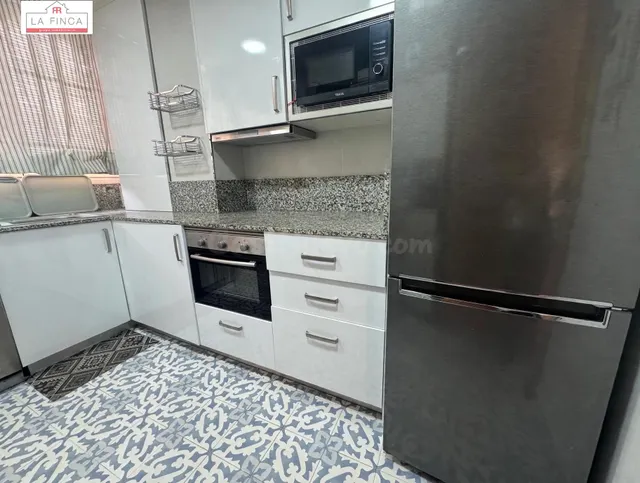 VIVIENDA 4 DORMITORIOS Y 2 BAÑOS MUY CERCA DEL CENTRO — 2