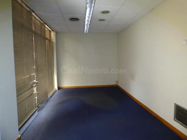 Local comercial esquinero en la zona de Poble Nou - foto 4