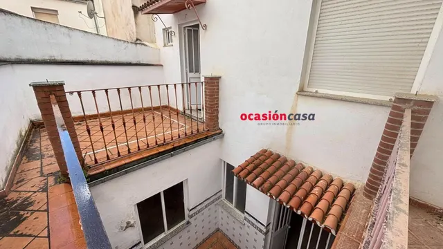 CASA DE DOS PLANTAS CON COCHERA