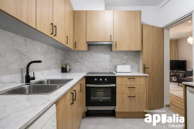 Piso de 4 habitaciones con balcón en el centro en Sabadell - foto 3