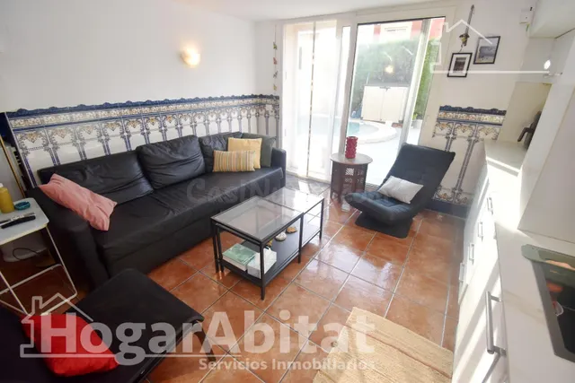 Atractivo chalet amplio con piscina privada, garaje y terraza, todo amueblado y cerca de la playa. — 4