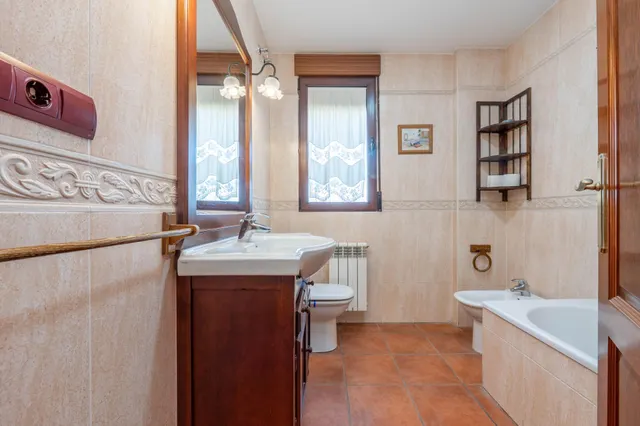 ¡¡ Impresionante chalet dividido en dos viviendas con piscina y zona ajardinadas !! — 14